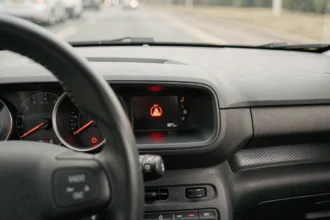 Tableau de bord d'une Citroën C3 avec voyant rouge allumé sur le combiné d'instruments