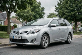 Toyota Corolla break garée dans un quartier résidentiel, vue trois quarts avant révélant son profil familial et spacieux
