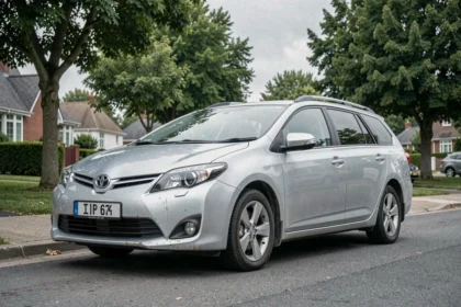 Toyota Corolla break garée dans un quartier résidentiel, vue trois quarts avant révélant son profil familial et spacieux