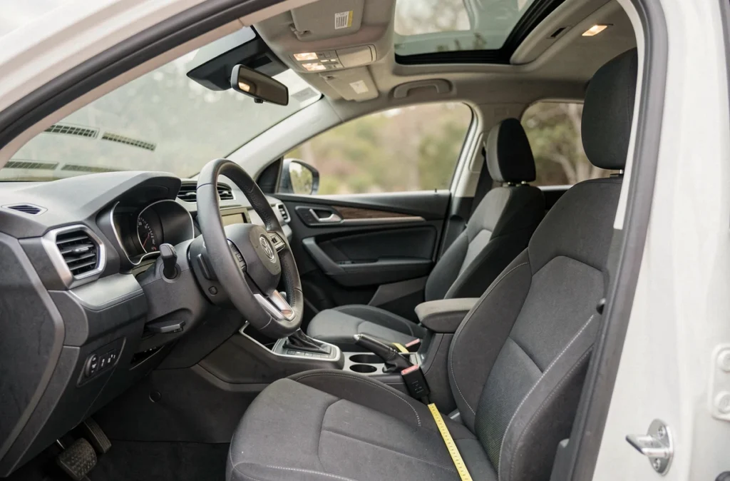 Intérieur du Toyota C-HR avec focus sur l'espace habitacle et la comparaison de taille avec les SUV compacts